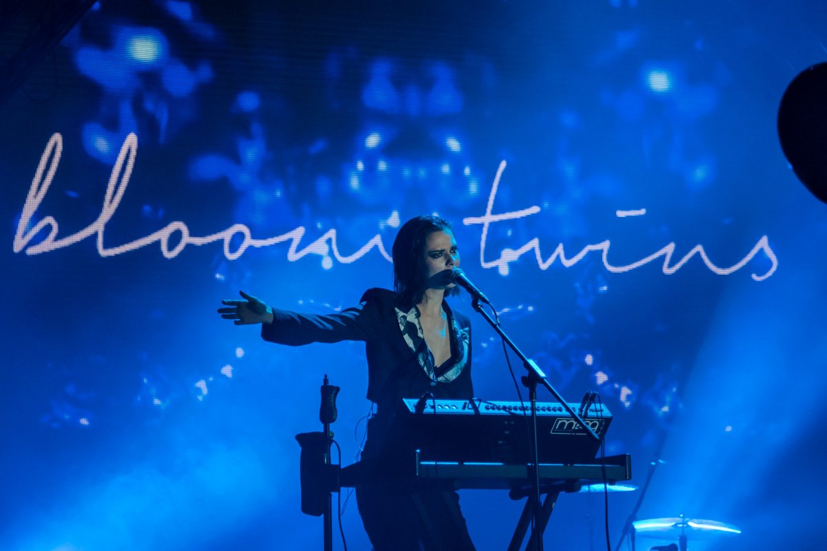 На разогреве британская группа Bloom Twins На разогреве британская группа Bloom Twins