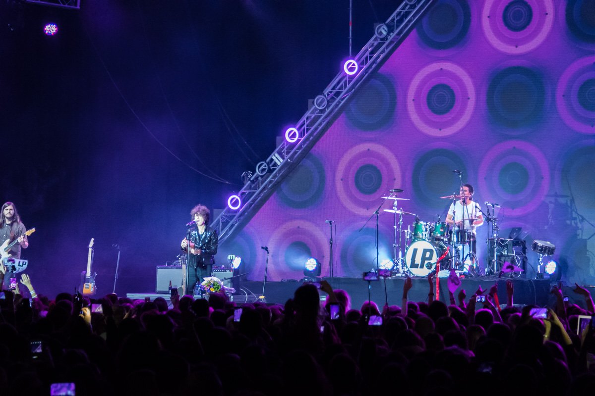 В зале трудно было пройти сквозь толпу В зале трудно было пройти сквозь толпу