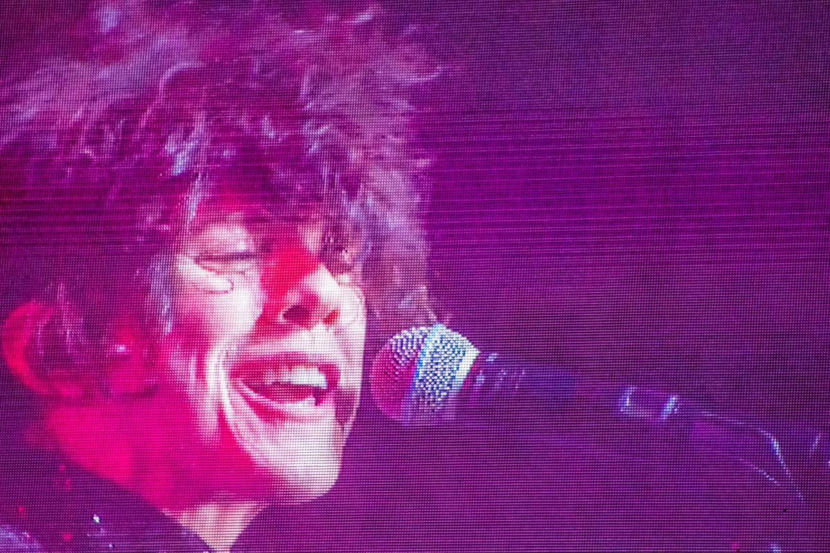 Ранее исполнительница писала песни лишь для других исполнителей Ранее исполнительница писала песни лишь для других исполнителей