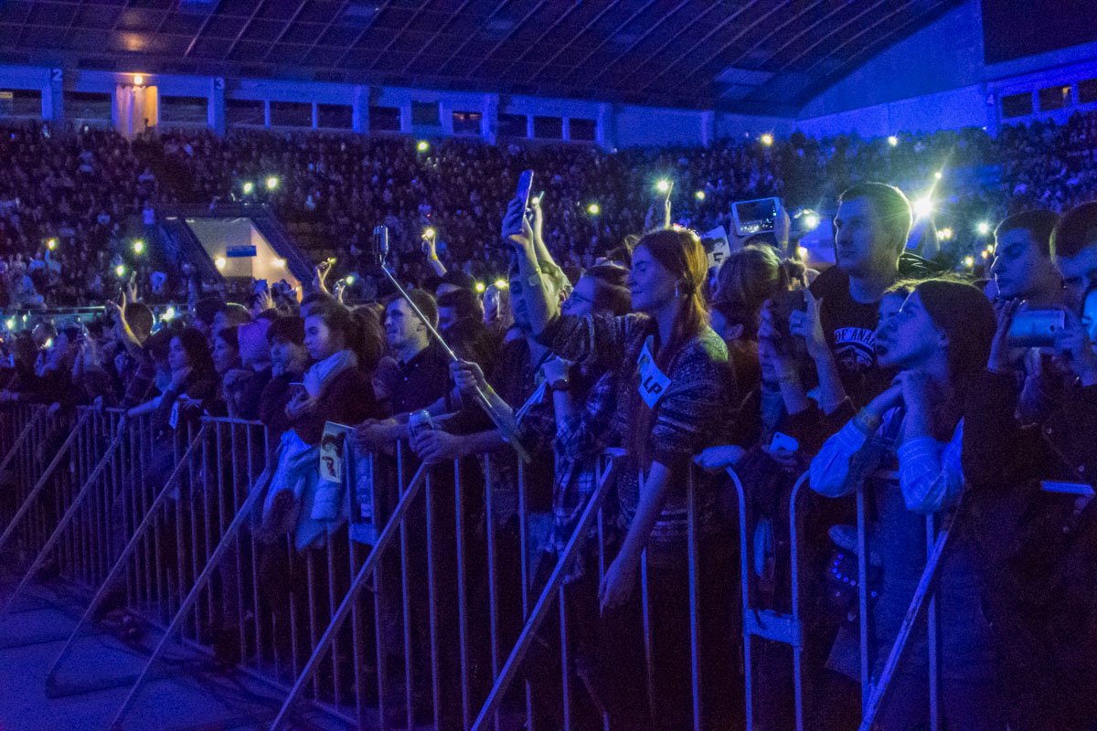 Зрители пытались частичку воспоминаний унести домой Зрители пытались частичку воспоминаний унести домой