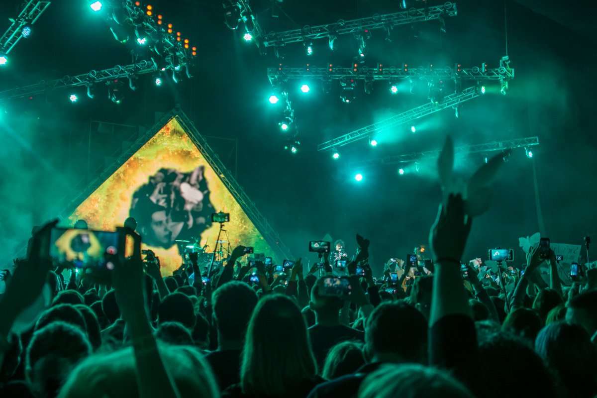 Многотысячная публика Многотысячная публика