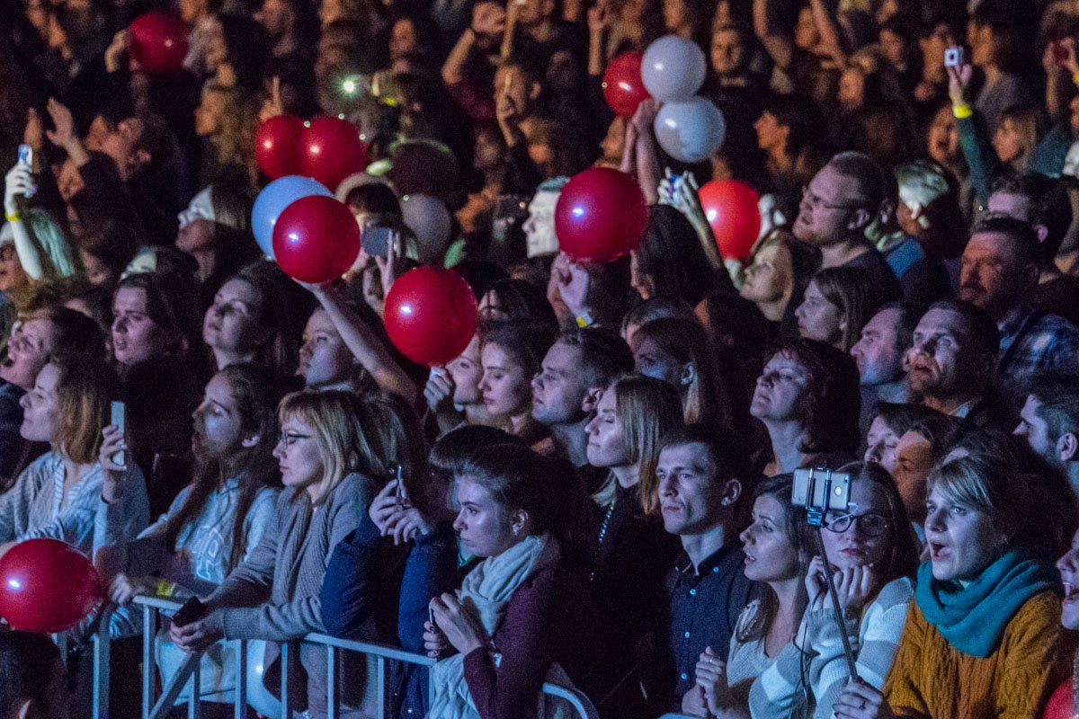 В конце вечера на зрителей посыпались шарики В конце вечера на зрителей посыпались шарики
