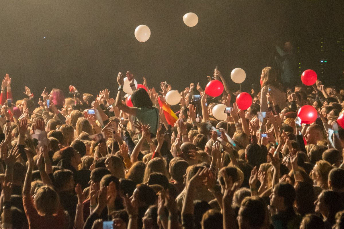 Зрители ловили и бросали шарики снова Зрители ловили и бросали шарики снова