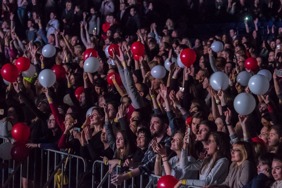 Также шариками размахивали в такт музыке Также шариками размахивали в такт музыке