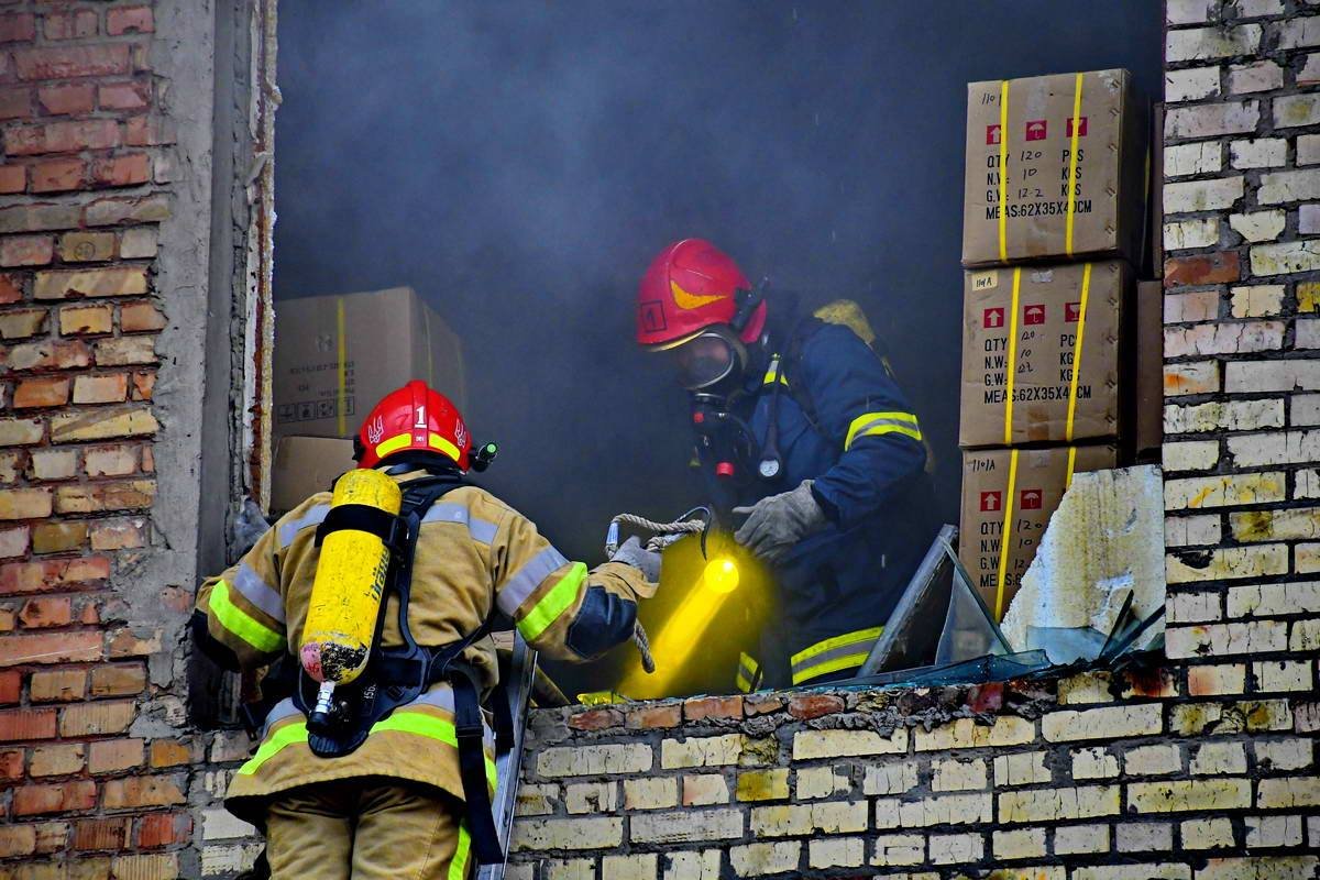 К месту пожара прибыли 6 единиц пожарной техники К месту пожара прибыли 6 единиц пожарной техники