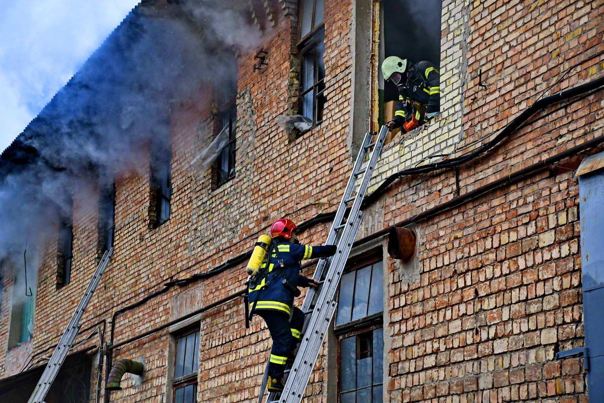 Огонь распространился на весь второй этаж Огонь распространился на весь второй этаж