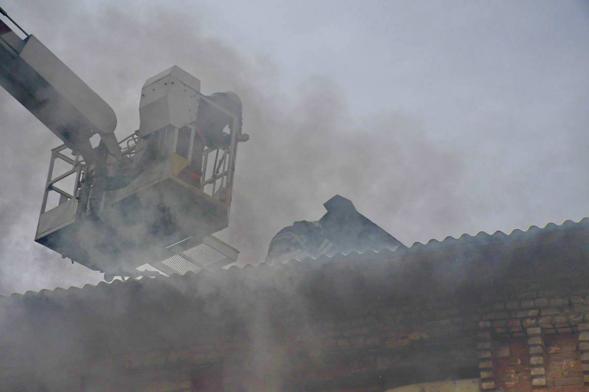 С дымом пожарные боролись в течение часа С дымом пожарные боролись в течение часа