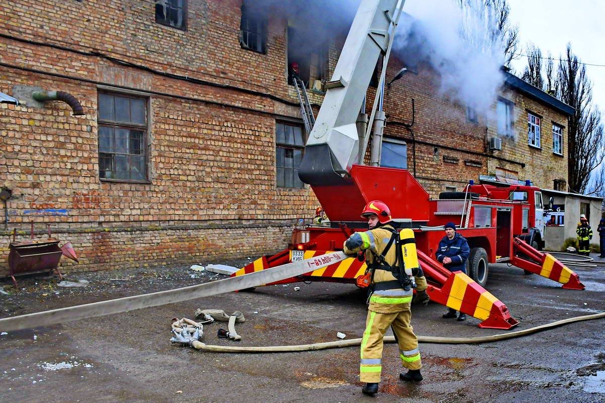 Изначально загорелся один из офисов-складов, где хранилась фурнитура для ванной. Изначально загорелся один из офисов-складов, где хранилась фурнитура для ванной.