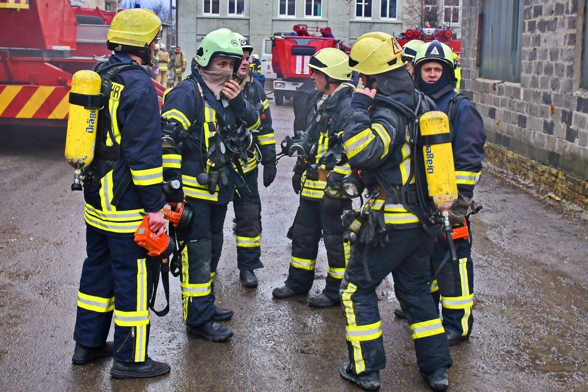К месту возгорания прибыло несколько бригад пожарных К месту возгорания прибыло несколько бригад пожарных
