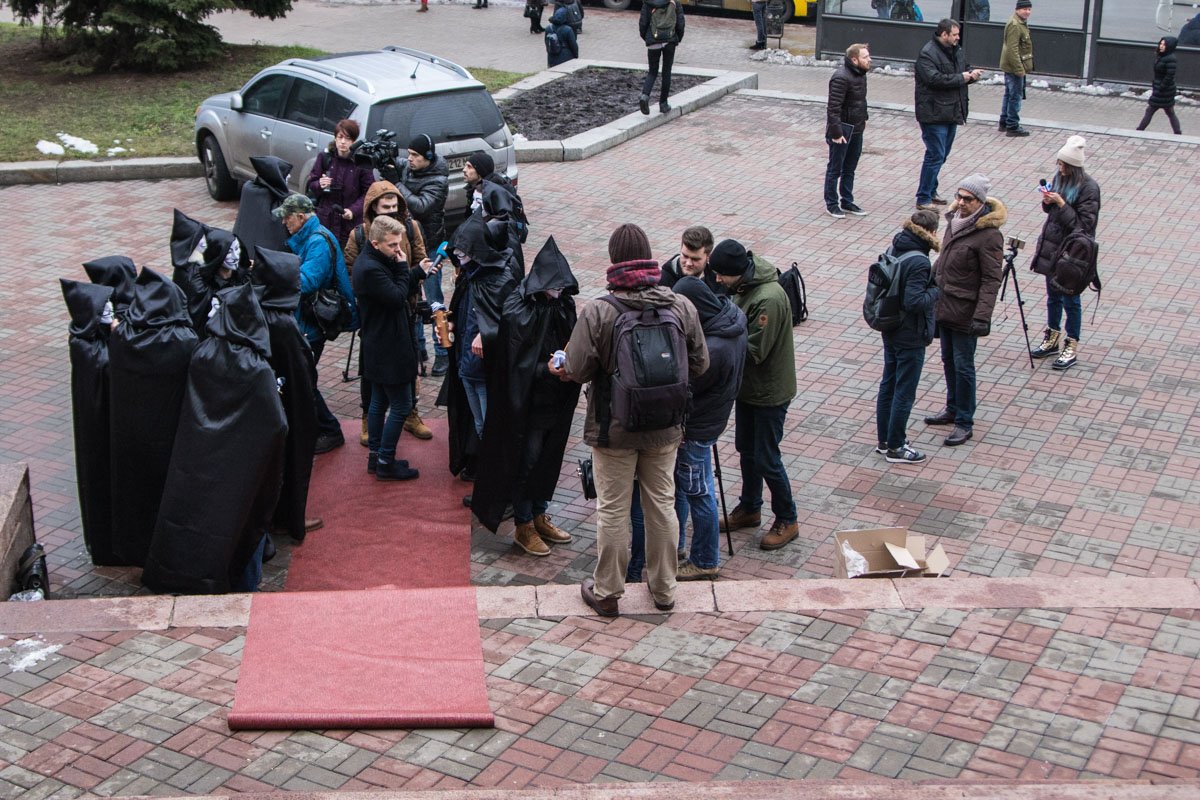 Студенты надели маски Гая Фокса и в черных мантиях торжественно «вручали» антипремию отсутствующим депутатам Студенты надели маски Гая Фокса и в черных мантиях торжественно «вручали» антипремию отсутствующим депутатам