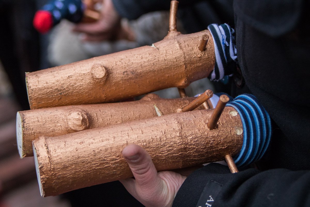 Статуэтка представляет собой продолговатый кусочек полена в шапочке и с типичным «буратиновым» носом Статуэтка представляет собой продолговатый кусочек полена в шапочке и с типичным «буратиновым» носом