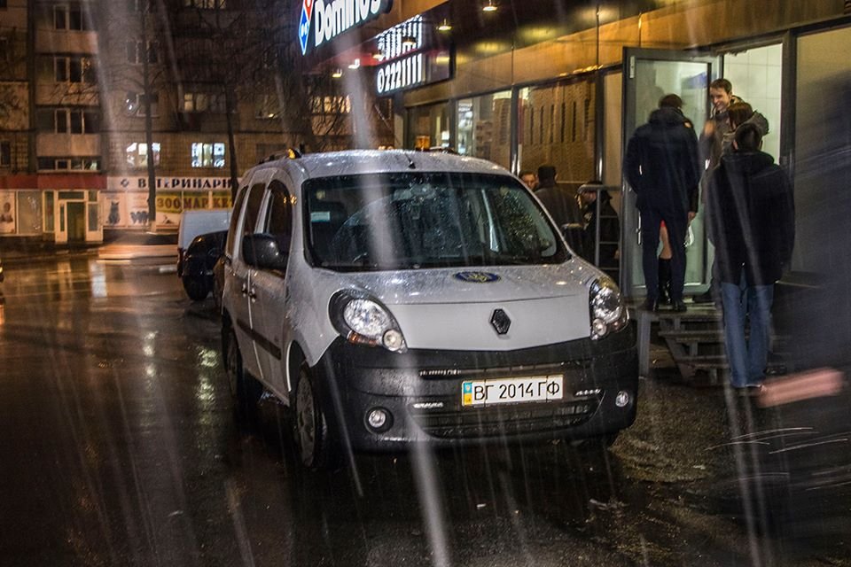 Возле заведения Domino's Pizza на Васильковкой, 8-А произошла стрельба