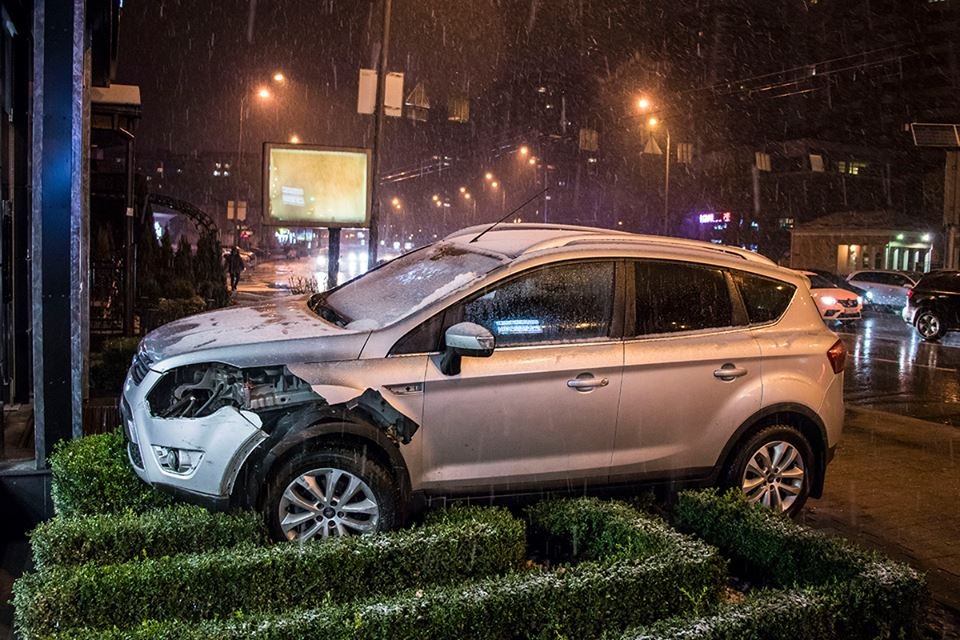 В Киеве Ford вылетел на клумбу и чуть не снес витрину магазина 