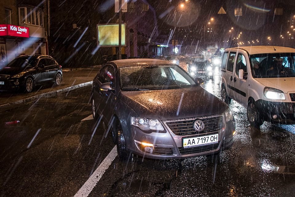 Припаркованный Volkswagen выезжал на проезжую часть и не заметил сзади машину 