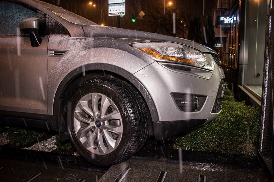 Чтобы не врезаться в Volkswagen Passat, водитель джипа резко свернула направо и оказалась прямо перед витриной магазина