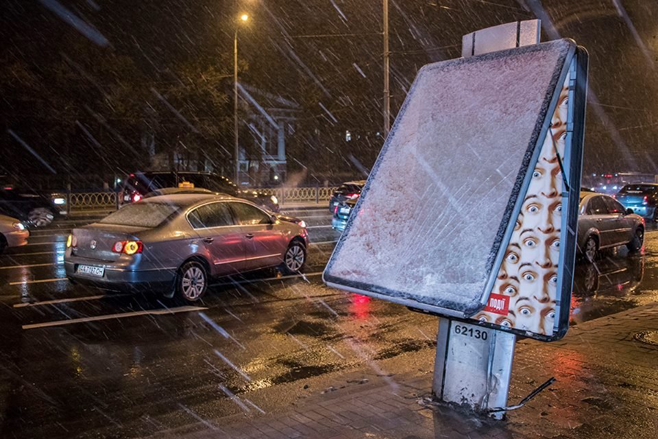 По пути, джип задел рекламный щит 