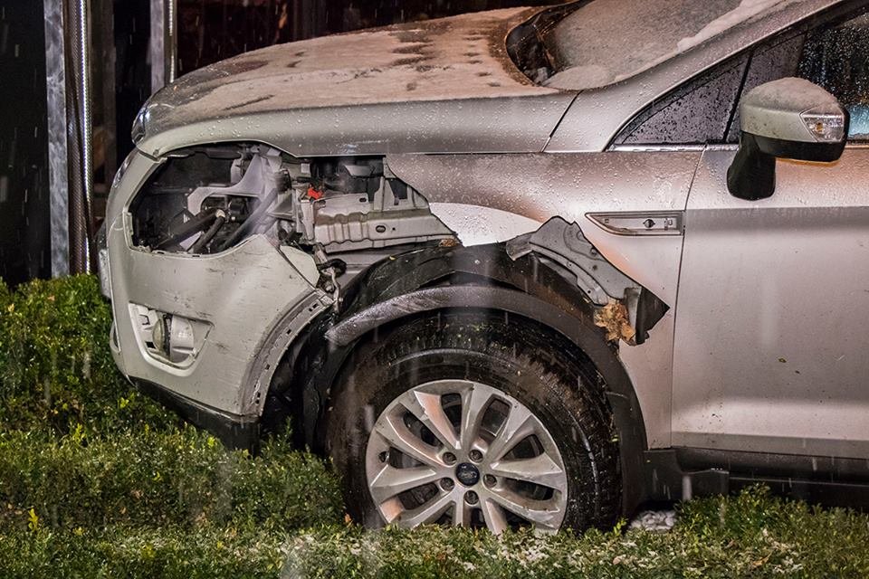 У Ford разбита левая часть переднего бампера