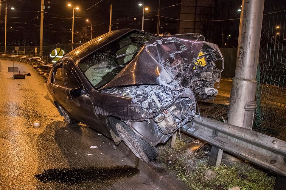Водитель Toyota Camry потерял управление и вылетел на отбойник