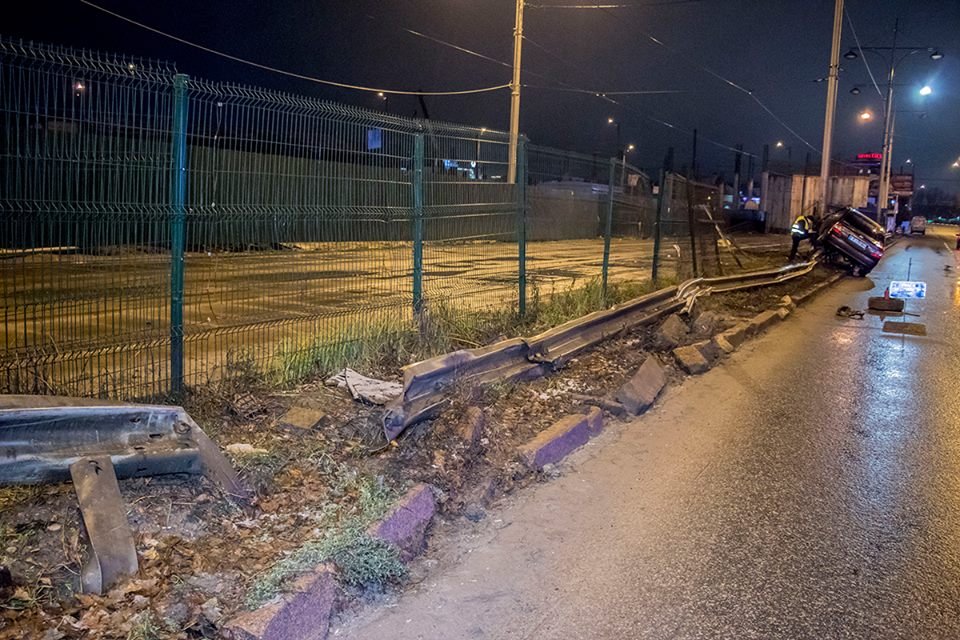 Автомобиль снес около 40-ка метров отбойника, а затем - несколько метров забора, ограждающего трамвайные пути