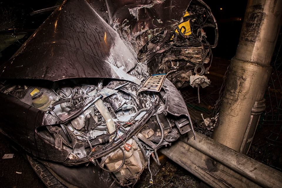 У машины полностью измят передний бампер и частично левый бок