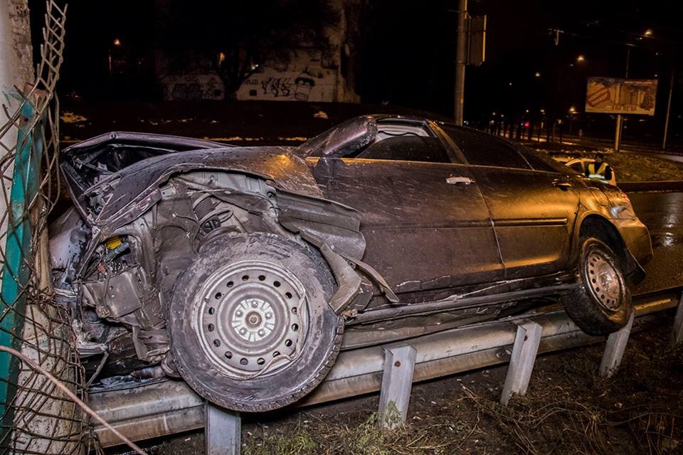 В результате автомобиль Toyota остановил фонарный столб и тот остался на отбойнике