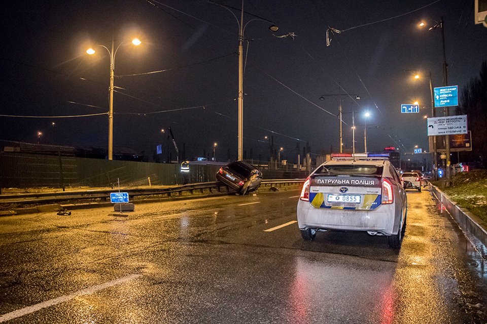 На месте работала патрульная полиция. Пассажира госпитализировали с травмами головы
