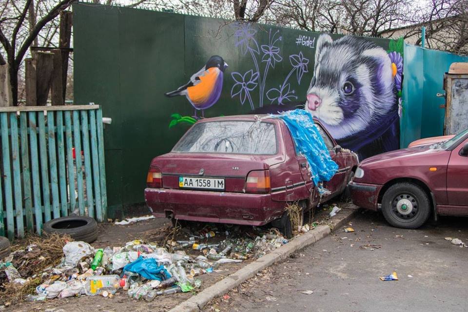 Художник не смог убрать брошенную кем-то и поржавевшую машину