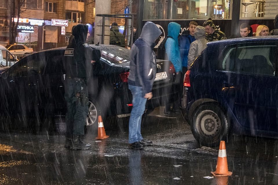 После драки и стрельбы мужчины разбежались После драки и стрельбы мужчины разбежались
