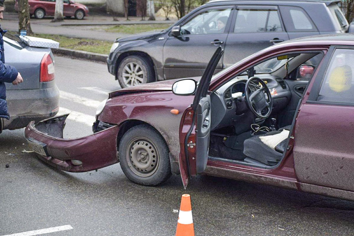 Lanos врезался в Skoda, не уступив ему дорогу