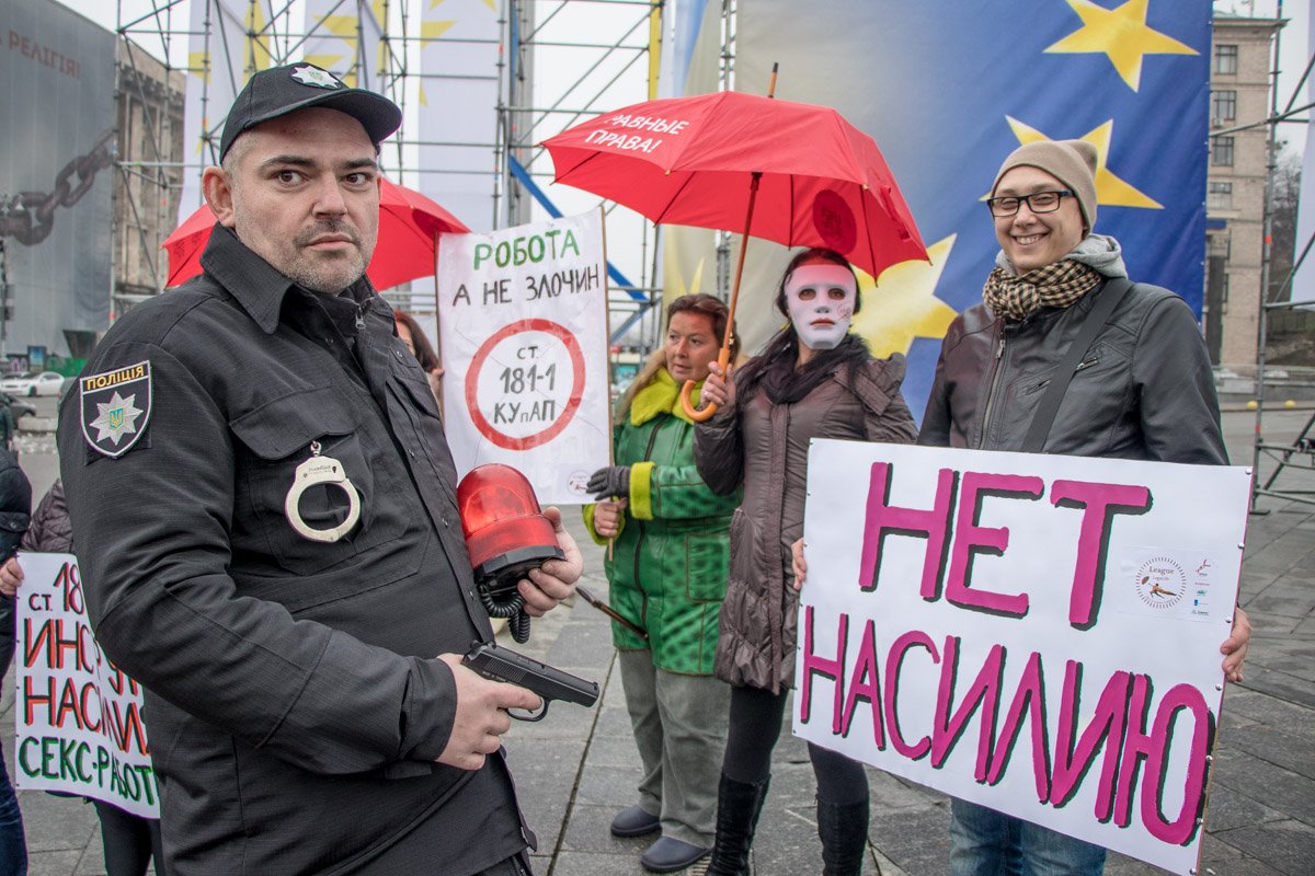 Переодетый полицейский символизировал насилие со стороны правоохранителей в отношении к секс-работниц Переодетый полицейский символизировал насилие со стороны правоохранителей в отношении к секс-работниц