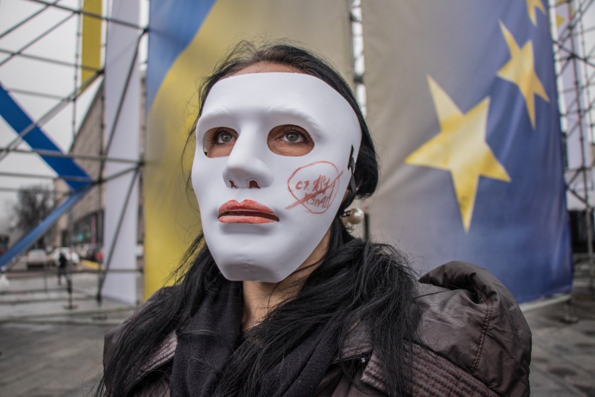 Не все участницы акции хотели показывать свое лицо Не все участницы акции хотели показывать свое лицо