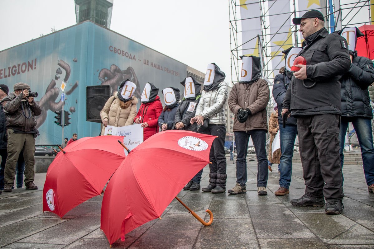 Красные зонтики на митинге, как символ борьбы с системой секс-работников в Украине Красные зонтики на митинге, как символ борьбы с системой секс-работников в Украине