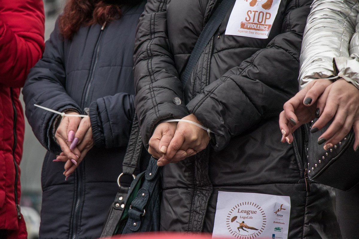 В рамках перфоманса девушки связали себе руки В рамках перфоманса девушки связали себе руки