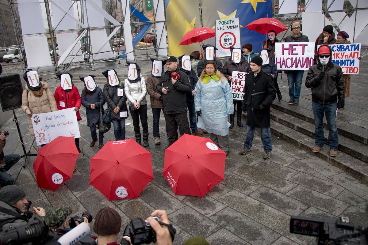 Участники акции протеста привлекли большое внимание прессы Участники акции протеста привлекли большое внимание прессы