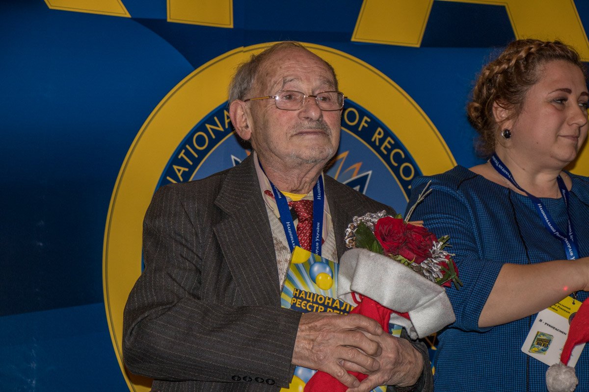 Гостей пригласили на сцену и наградили личными экземплярами Книги рекордов