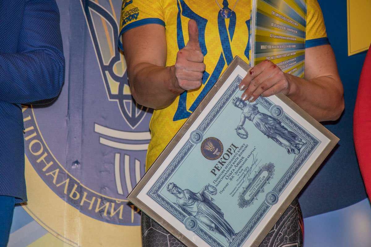 Спортсменка при поднятии тяжелой книги поцарапала руки, но заслужила награду и аплодисменты