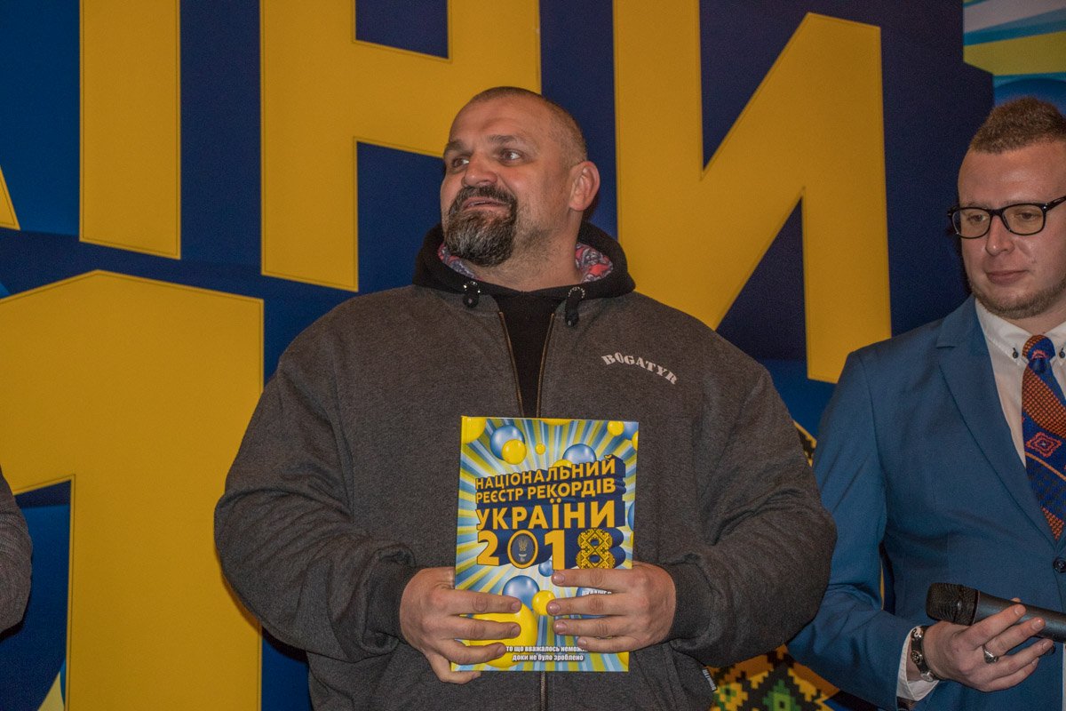 Силач Василий Вирастюк не получил награду, но остался доволен подарком