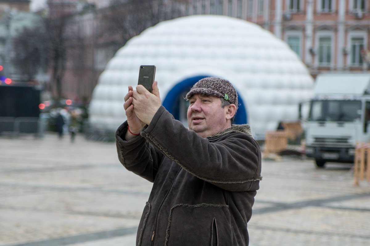 Многие фотографируют зеленую красавицу