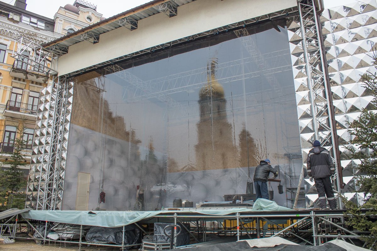 Рядом с главной елкой - главная сцена, где на праздники будут выступать артисты