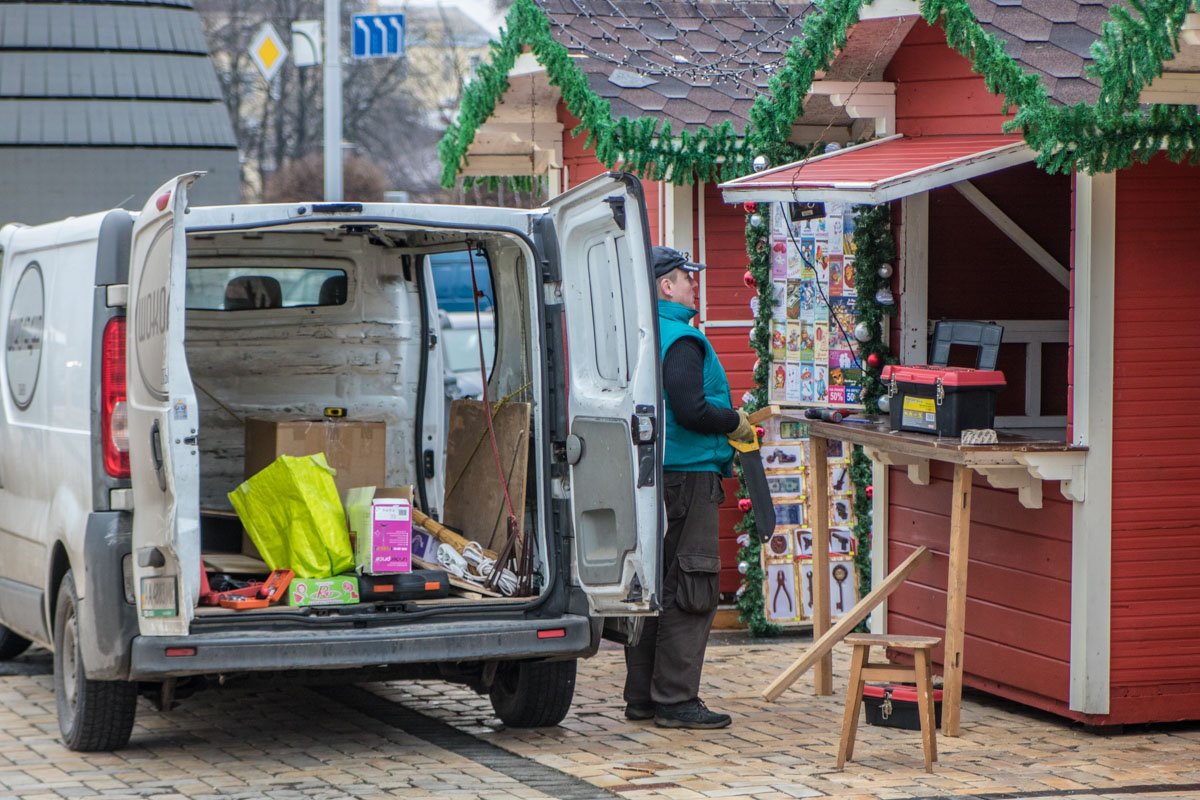 Рядом с елкой уже установили рождественские домики