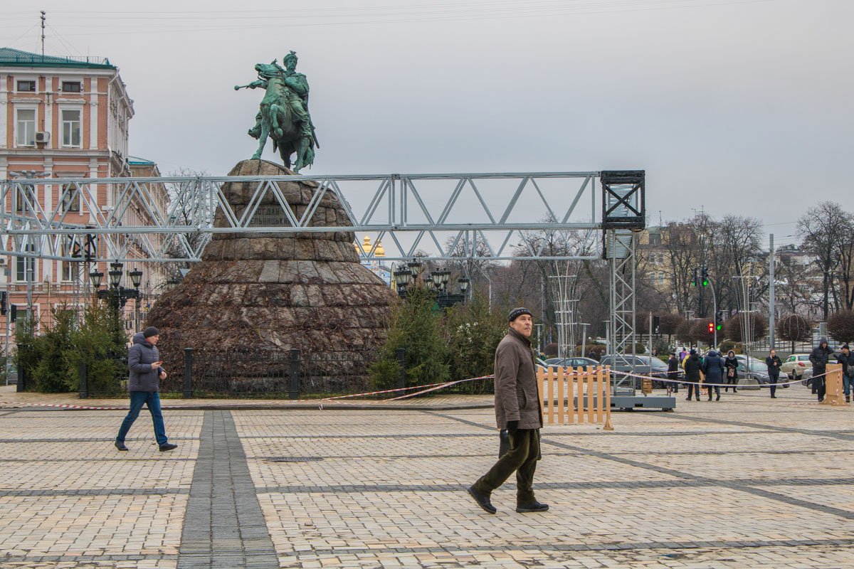 Елку устанавливают в самом центре города - напротив памятнику Богдану Хмельницкому