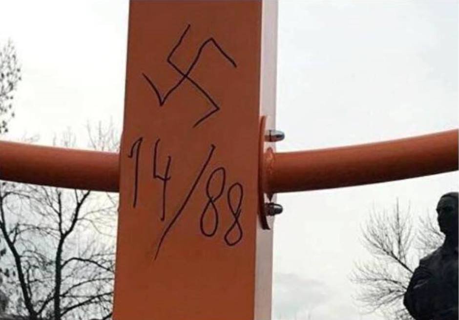 Вандалы нарисовали на ханукальном светильнике свастику