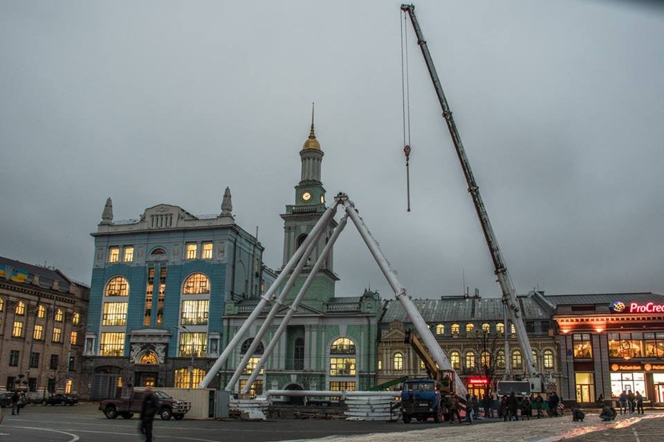 Колесо обозрения привезли из Парижа, его диаметр - 43 метра