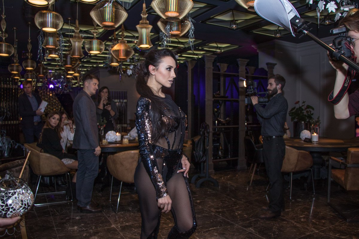 Развлекала всех присутствующих девушка-диджей Нана Развлекала всех присутствующих девушка-диджей Нана