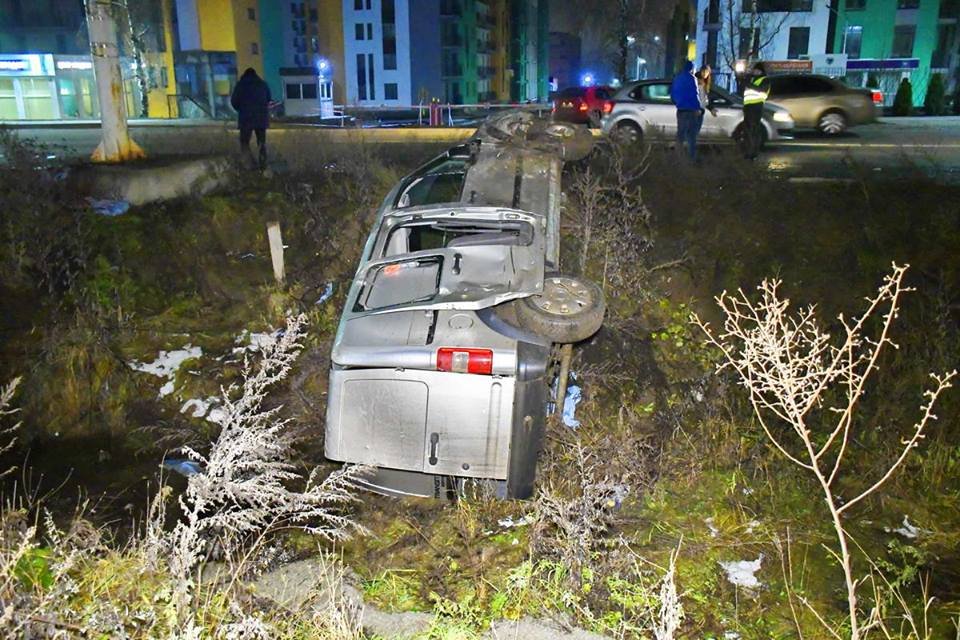 На выезде из Киеве пьяный водитель на Ford Transit Connect перевернулся и слетел в кювет