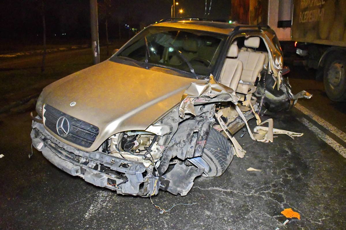 Mercedes на литовских номерах врезался в BMW и в эвакуатор Mercedes на литовских номерах врезался в BMW и в эвакуатор