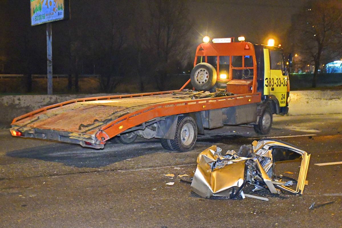 Эвакуатор приехал забрать ранее поврежденное в аварии авто Эвакуатор приехал забрать ранее поврежденное в аварии авто