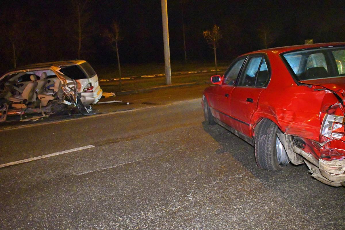 После эвакуатора Mercedes на литовских номерах влетел в BMW После эвакуатора Mercedes на литовских номерах влетел в BMW