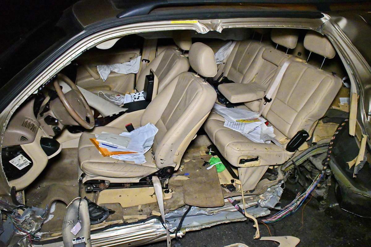 У Mercedes полностью снесло левую часть кузова, но водитель, к счастью, уцелел У Mercedes полностью снесло левую часть кузова, но водитель, к счастью, уцелел