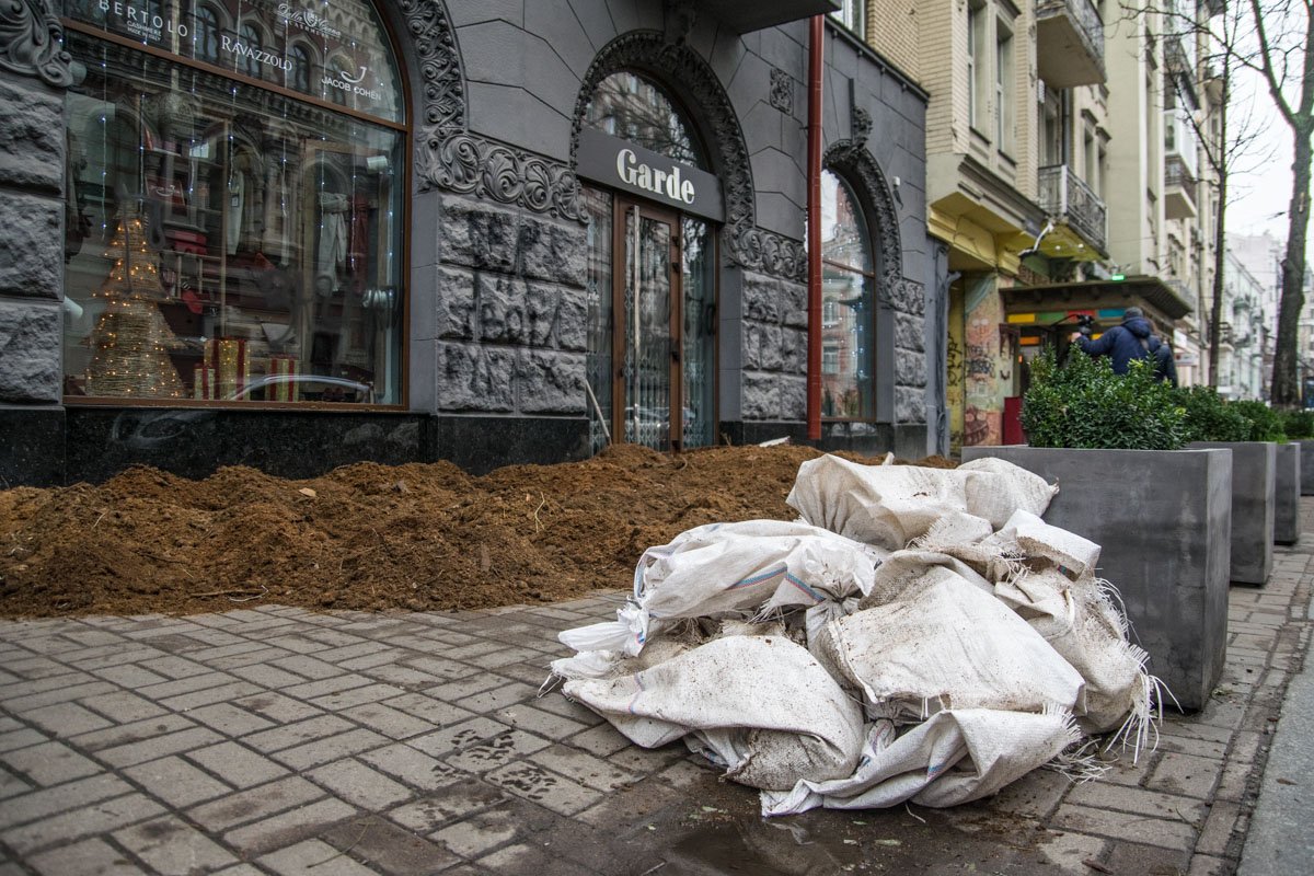 Местные жители рассказывают, что видели мешки с перегноем около магазина примерно в 7:30 утра